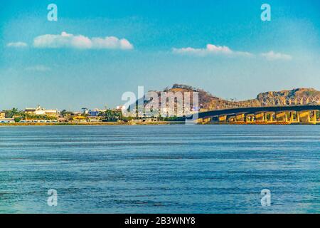 Die Landschaft der Stadt am Flussufer und der Fluss Babahoyo im distrikt guayas, ecuador Stockfoto