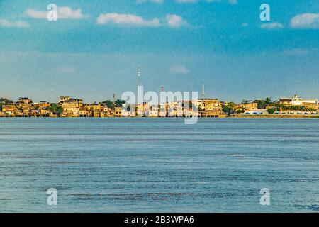 Die Landschaft der Stadt am Flussufer und der Fluss Babahoyo im distrikt guayas, ecuador Stockfoto