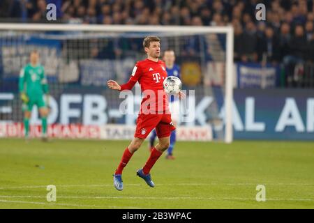 Gelsenkirchen, Deutschland. März 2020. Thomas Muller (Bayern) Fußball/Fußball: Deutschland 'DFB-Pokal' Viertelfinalspiel zwischen dem FC Schalke 04 0:1 FC Bayern München in der VELTINS-Arena in Gelsenkirchen. Credit: Mutsu Kawamori/AFLO/Alamy Live News Stockfoto