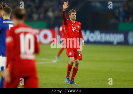 Gelsenkirchen, Deutschland. März 2020. Thomas Muller (Bayern) Fußball/Fußball: Deutschland 'DFB-Pokal' Viertelfinalspiel zwischen dem FC Schalke 04 0:1 FC Bayern München in der VELTINS-Arena in Gelsenkirchen. Credit: Mutsu Kawamori/AFLO/Alamy Live News Stockfoto