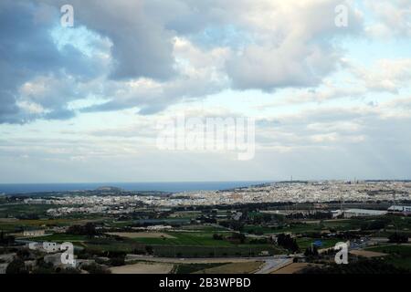 Panorama der Insel Malta von Den Wänden der Mdina mit dramatischem stürmischem Himmel Stockfoto