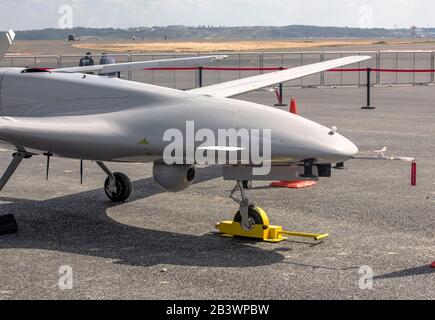 Istanbul, TÜRKEI - 22. SEPTEMBER 2018: Bayraktar, ein mittelgroßes, langlebig-unbemanntes Luftfahrzeug (UAV) steht auf dem Flughafen in Istanbul, Türkei Stockfoto