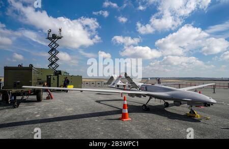 Istanbul, TÜRKEI - 22. SEPTEMBER 2018: Bayraktar, ein mittelgroßes, langlebig-unbemanntes Luftfahrzeug (UAV) steht auf dem Flughafen in Istanbul, Türkei Stockfoto