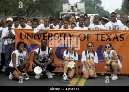 Austin, Texas, USA: Schwarze Studenten posieren vor ihrem Vereinsbanner zu Beginn einer Parade zur Juneteenth. Der Feiertag erinnert an den Tag am 19th. Juni 1865, an dem Bundestruppen in Galveston landeten und texanische Sklaven über ihre Freilassung informierten. ©Bob Daemmrich Stockfoto