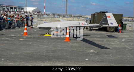 Istanbul, TÜRKEI - 22. SEPTEMBER 2018: Bayraktar, ein mittelgroßes, langlebig-unbemanntes Luftfahrzeug (UAV) steht auf dem Flughafen in Istanbul, Türkei Stockfoto