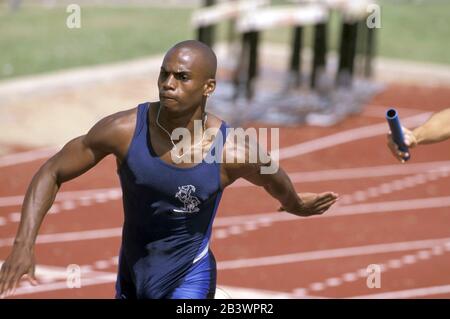 Austin, Texas, USA: Schwarzer Läufer erwartet den Staffelstab während der Übergabe der Sprint-Staffel auf der Rennstrecke Meet. ©Bob Daemmrich Stockfoto