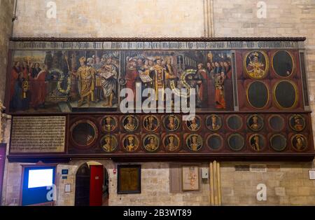 Tudor Charter Paintings / bemalte Holztafeln im südlichen Querhaus, von Lambert Barnard. Sie zeigen, dass die Chichester Kathedrale aus sechs Jahren stammt und König Heinrich der achte seine Zukunft garantiert. Chichester. West Sussex. GROSSBRITANNIEN (114) Stockfoto