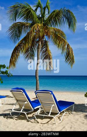 Karibik, Mittelamerika, Inseln unter dem Wind, kleine Antillen, Grenada, Sonnenstuhl an der Strand, Grand Anse Beach Stockfoto