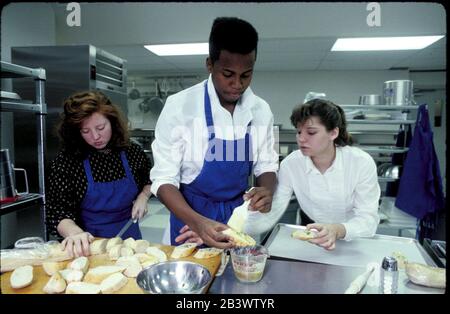 Austin, Texas, USA: Studenten des kulinarischen Lehrplans an der Bowie High School bereiten Essen in der kommerziellen Küche der Schule zu. ©Bob Daemmrich Stockfoto