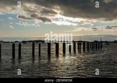 Der Hafen von Bosham, Chichester. West Sussex. GROSSBRITANNIEN. An einem sonnigen Winter-Wintertag mit blauem Himmel, aber einigen schweren grauen Wolken. (114) Stockfoto