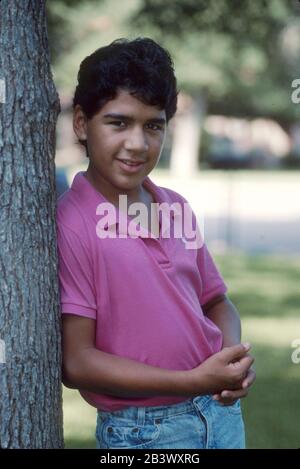 Austin Texas USA: Der 13-jährige hispanische Junge posiert in seinem Vorgarten für ein Porträt. ©Bob Daemmrich Stockfoto