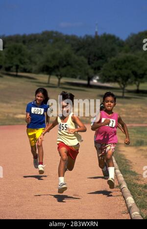 Austin Texas USA: Hispanische Mädchen laufen während eines Rennens. ©Bob Daemmrich Stockfoto