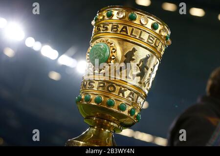 Gelsenkirchen, Deutschland. März 2020. DFB-Pokal Fußball/Fußball: Deutschland "DFB-Pokal" Viertelfinalspiel zwischen dem FC Schalke 04 0:1 FC Bayern München in der VELTINS-Arena in Gelsenkirchen. Credit: Mutsu Kawamori/AFLO/Alamy Live News Stockfoto