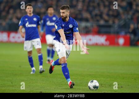 Gelsenkirchen, Deutschland. März 2020. Matija Nastasic (Schalke) Fußball/Fußball: Deutschland 'DFB-Pokal' Viertelfinalspiel zwischen dem FC Schalke 04 0:1 FC Bayern München in der VELTINS-Arena in Gelsenkirchen. Credit: Mutsu Kawamori/AFLO/Alamy Live News Stockfoto