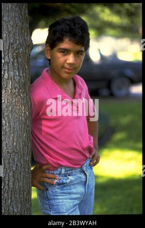 Austin Texas USA: Der 13-jährige hispanische Junge posiert in seinem Vorgarten für ein Porträt. ©Bob Daemmrich Stockfoto