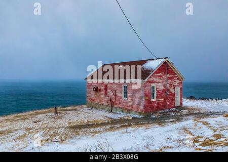 Struktur am Cape Race Lighthouse mit einem nahenden Sturm, auf der Avalon Halbinsel, Neufundland, Kanada Stockfoto