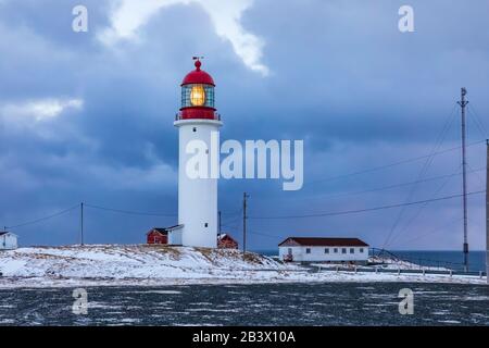 Cape Race Lighthouse, wo der erste Notruf der Titanic vom Funkfunk Marconi mit einem nahenden Sturm auf den Avalon Pen zu hören war Stockfoto