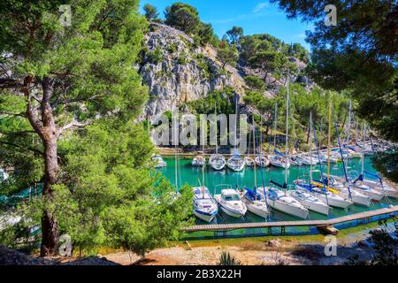 Weiße Boote in Calanque de Port Miou, einem der größten Fjorde in Cassis, Provence, Frankreich Stockfoto