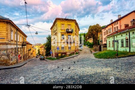 Lemberg, Ukraine - 29. Juli 2019: Bunte Häuser in einer typischen Straße in der Altstadt von Lemberg, Ukraine. Lemberg ist eines der beliebtesten Reiseziele Stockfoto