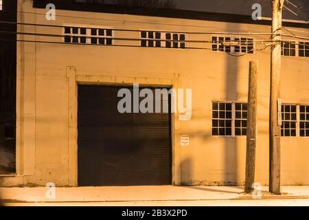 Industriegebäude, vielleicht ein Lagerhaus, nachts entlang der Küste in St. John's, Neufundland, Kanada [keine Eigentumsfreigabe; Lizenzierung für Herausgeber Stockfoto