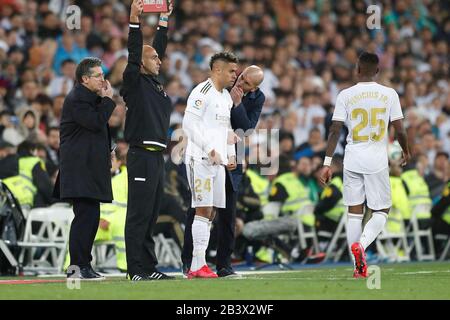 Madrid, Spanien. März 2020. (L-R) Mariano Diaz, Zinedine Zidane (Real) Fußball/Fußball: Spanische Partie "La Liga Santander" zwischen Real Madrid CF 2-0 FC Barcelona im Estadio Santiago Bernabeu in Madrid, Spanien. Credit: Mutsu Kawamori/AFLO/Alamy Live News Stockfoto