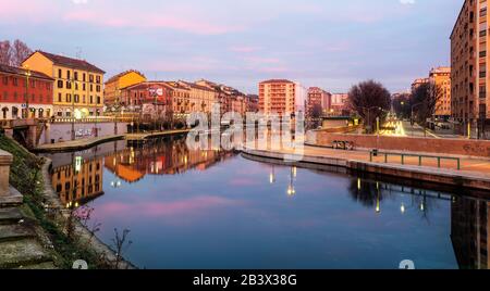 Mailand, Italien - 10. Februar 2020: Darsena del Naviglio Kanal im Viertel Porta Ticinese im Stadtzentrum von Mailand. Dieses Stadtgebiet ist bei Touristen sehr beliebt Stockfoto