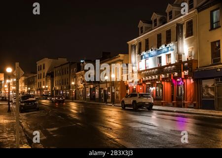 Eine Februarnacht auf einer Straße in der Innenstadt in St. John's, Neufundland, Kanada [keine Eigentumsfreigabe; nur für redaktionelle Lizenzierung verfügbar] Stockfoto