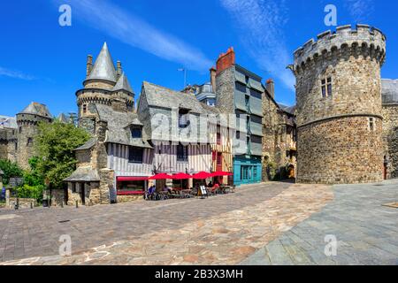 Traditionelle Fachwerkhäuser in der historischen Altstadt von Vitre, Bretagne, Frankreich Stockfoto