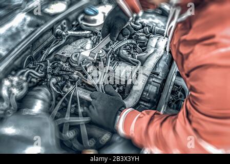 Zerlegter Motor eines alten Wagens. Automatische Reparatur. Stockfoto