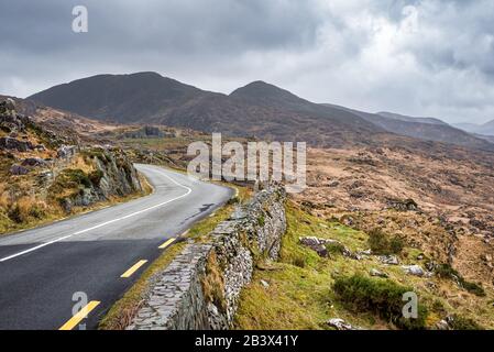 Die Straße, die durch Molls Gap in der Nähe des Killarney National Park in Irland führt Stockfoto