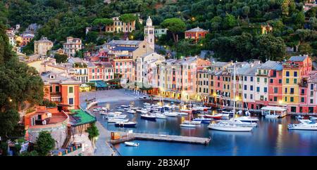 Der Panoramablick auf Portofino, Italien, ein malerisches Fischerdorf mit bunten Häusern und einem kleinen Hafen an der italienischen Riviera nahe der Stadt Genua, ist ein Pop Stockfoto