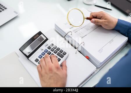 Geschäftsmann Dokument durch Lupe betrachten Stockfoto