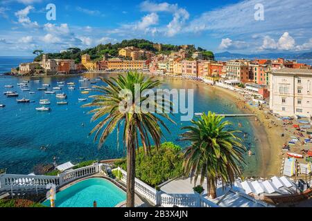 Bucht der Stille in Sestri Levante, Italien. Sestri Levante ist eine beliebte Ferienortstadt in Ligurien, die auf einer Halbinsel am italienischen Mittelmeer liegt Stockfoto