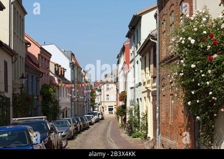 Historische Gasse in Wismar, Mecklenburg-Vorpommern in Mecklenburg, Deutschland, Europa Stockfoto