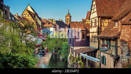 Panorama-Stadtbild von La Petite Venise in der mittelalterlichen Altstadt von Colmar im französischen Elsaß Stockfoto