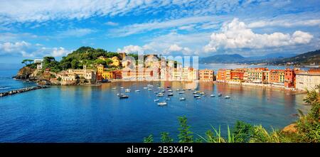 Sestri Levante, Italien, liegt auf einer malerischen Halbinsel an der italienischen Mittelmeerküste zwischen Genua und Cinque Terre, ist eine beliebte Ferienort Stockfoto