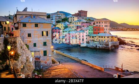 Bunte Häuser in der Boccadasse, einem alten Viertel in der Stadt Genua, Italien, bei Sonnenaufgang Stockfoto
