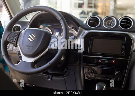 Russland, Izhewsk - 05. März 2020: Suzuki Showroom. Innenraum des neuen modernen Vitara-Wagens. Berühmte Weltmarke. Prestigeträchtige Fahrzeuge. Stockfoto