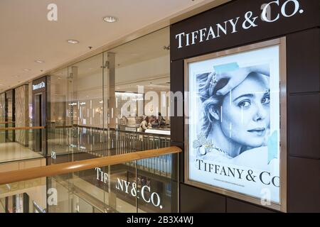 Hongkong, CHINA - CIRCA JANUAR 2019: Tiffany & Co Schaufenster im Einkaufszentrum Elements. Stockfoto