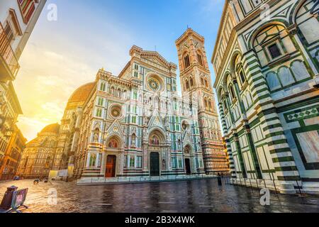 Kathedrale Santa Maria del Fiore mit Brunelleschi's Dome, Giotto's Campanile und Baptisterium auf der Piazza del Duomo, Florenz, Italien, in dramatischer Sonne Stockfoto