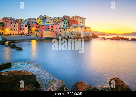 Bunte Häuser in der Nachbarschaft Boccadasse und der Mittelmeerküste in der Stadt Genua, Italien, bei Sonnenaufgang Stockfoto