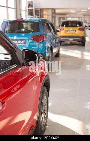 Russland, Izhewsk - 05. März 2020: Suzuki Showroom. Neue moderne Autos im Händlersalon. Berühmte Weltmarke. Prestigeträchtige Fahrzeuge. Stockfoto