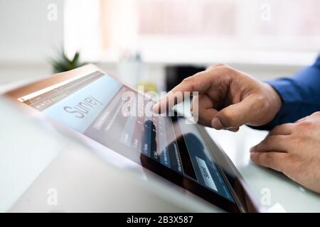 Business-Pc-Formular Zur Online-Umfrage Auf Einem Digitalen Laptop Ausfüllen Stockfoto