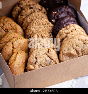 Verschiedene Kekse frisch gebacken und für unterwegs verpackt Stockfoto