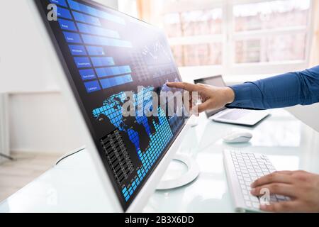 Junge Unternehmer Analyse Diagramme auf dem Computer im Büro Stockfoto