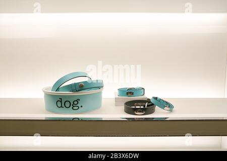 Hongkong, CHINA - CIRCA JANUAR 2019: Im Tiffany & Co Store in Elements Shopping Mall werden Waren ausgestellt. Stockfoto