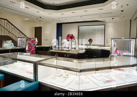 Hongkong, CHINA - CIRCA JANUAR 2019: Innenschuss des Tiffany & Co Ladens im Einkaufszentrum Elements. Stockfoto