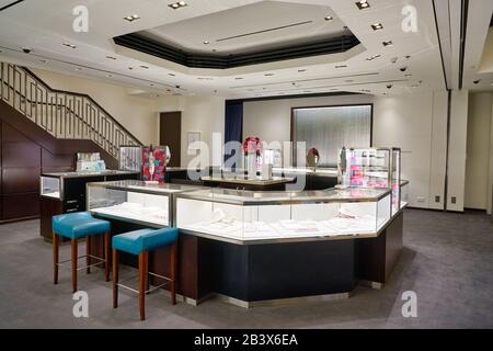 Hongkong, CHINA - CIRCA JANUAR 2019: Innenschuss des Tiffany & Co Ladens im Einkaufszentrum Elements. Stockfoto