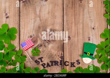 St. Patrick's Day. Dekor- und Festelemente auf Holzhintergrund. Freier Speicherplatz für Text. Kopierbereich. Stockfoto