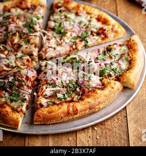 Grillpizzen mit heißer Soße und roter Zwiebel in Scheiben geschnitten Stockfoto